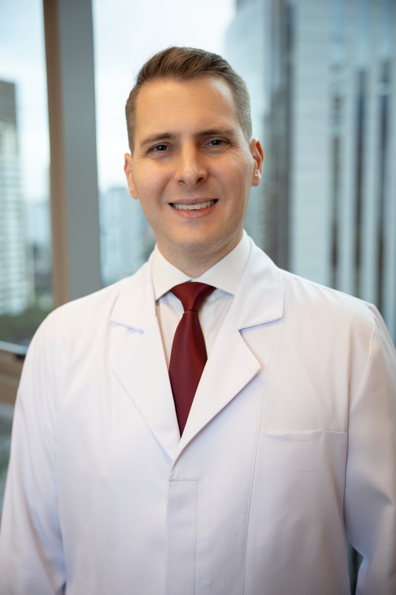 Dr. André Miotto, cirurgião torácico, em seu consultório no Hospital Vila Nova Star